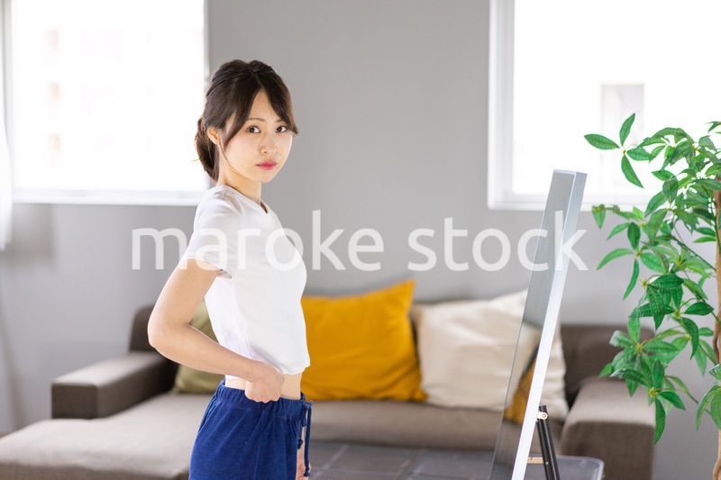 ダイエットをする若い女性