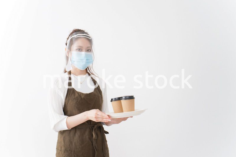 感染症対策を徹底したカフェスタッフ