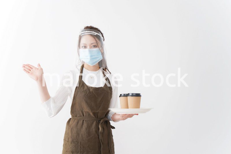 感染症対策を徹底したカフェスタッフ