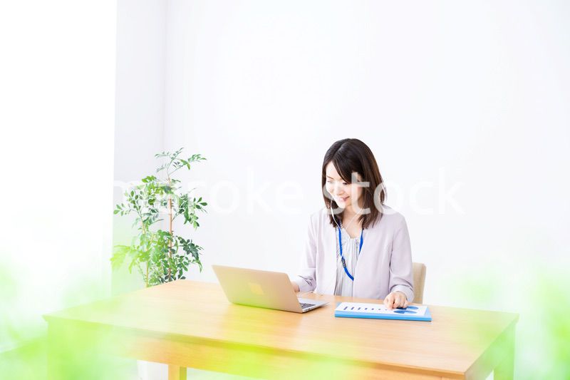 テレワークでリモート会議に参加する若いビジネスウーマン