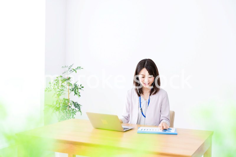 テレワークでリモート会議に参加する若いビジネスウーマン