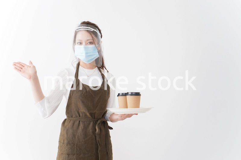 感染症対策を徹底したカフェスタッフ