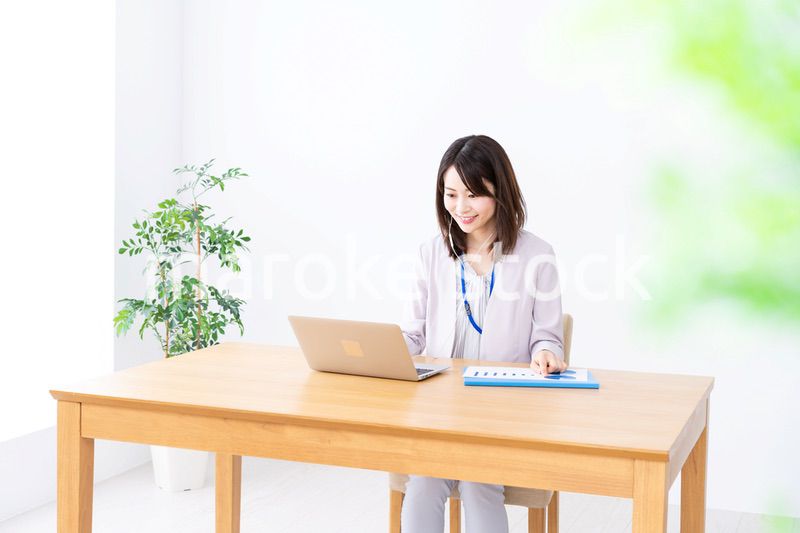 テレワークでリモート会議に参加する若いビジネスウーマン