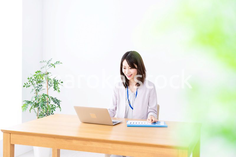 テレワークでリモート会議に参加する若いビジネスウーマン