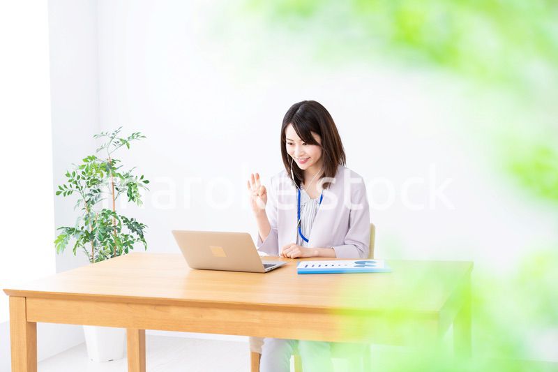 テレワークでリモート会議に参加する若いビジネスウーマン