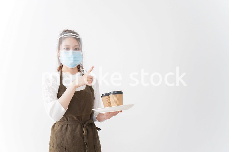 感染症対策を徹底したカフェスタッフ