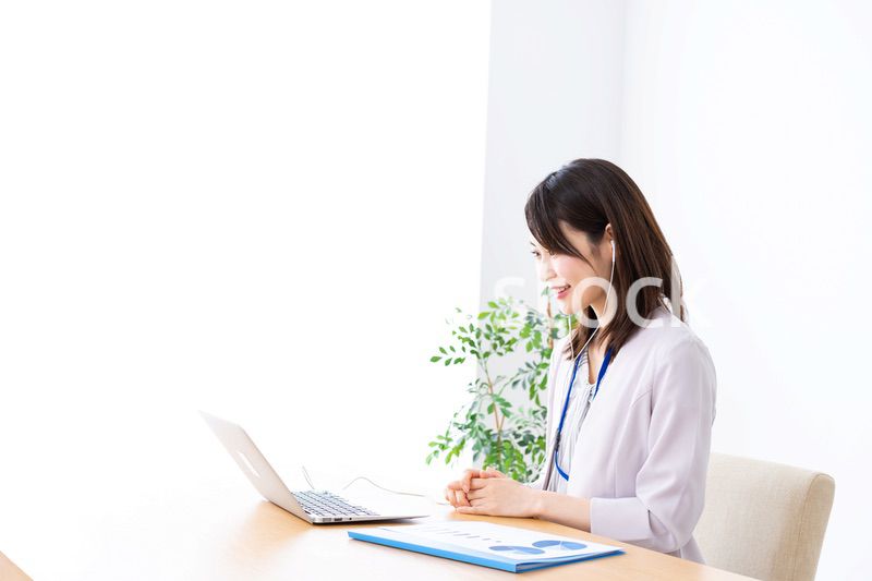 テレワークでリモート会議に参加する若いビジネスウーマン