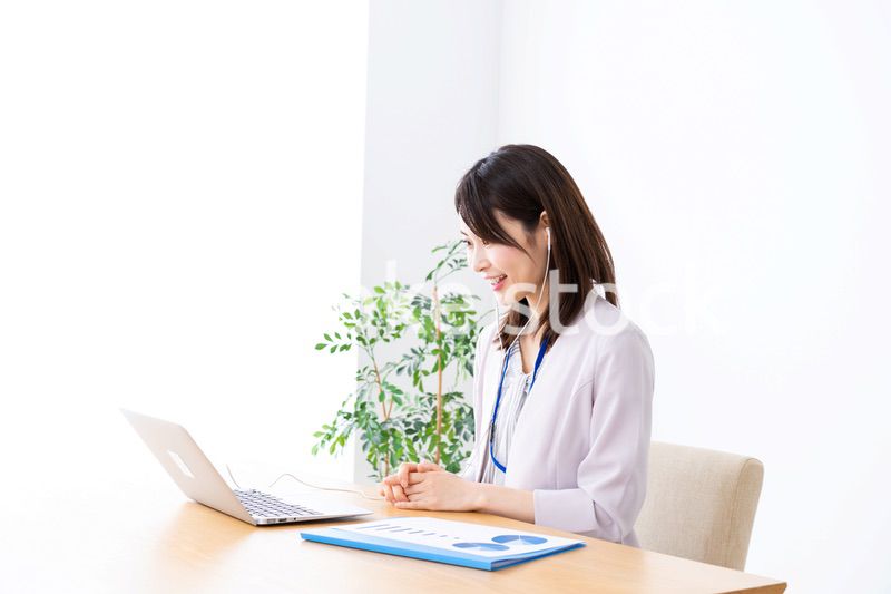 テレワークでリモート会議に参加する若いビジネスウーマン