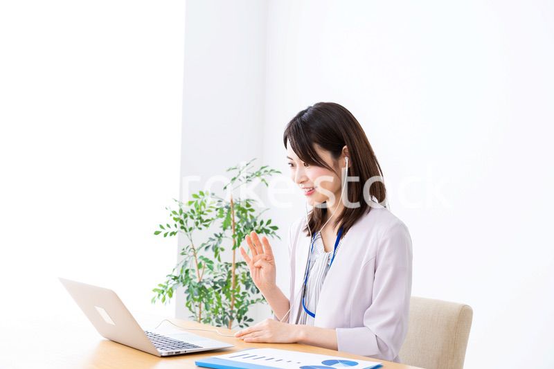 テレワークでリモート会議に参加する若いビジネスウーマン