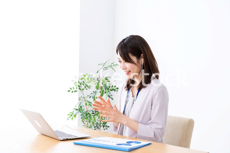 テレワークでリモート会議に参加する若いビジネスウーマン