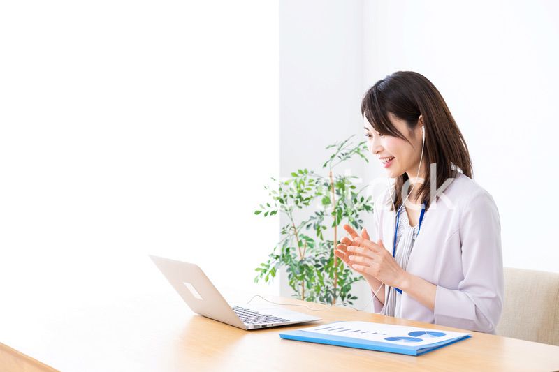 テレワークでリモート会議に参加する若いビジネスウーマン