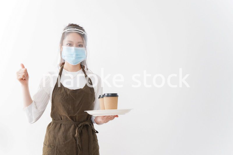 感染症対策を徹底したカフェスタッフ