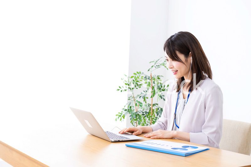 テレワークでリモート会議に参加する若いビジネスウーマン