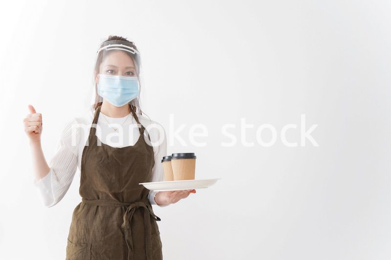 感染症対策を徹底したカフェスタッフ