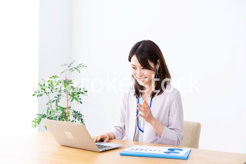 テレワークでリモート会議に参加する若いビジネスウーマン