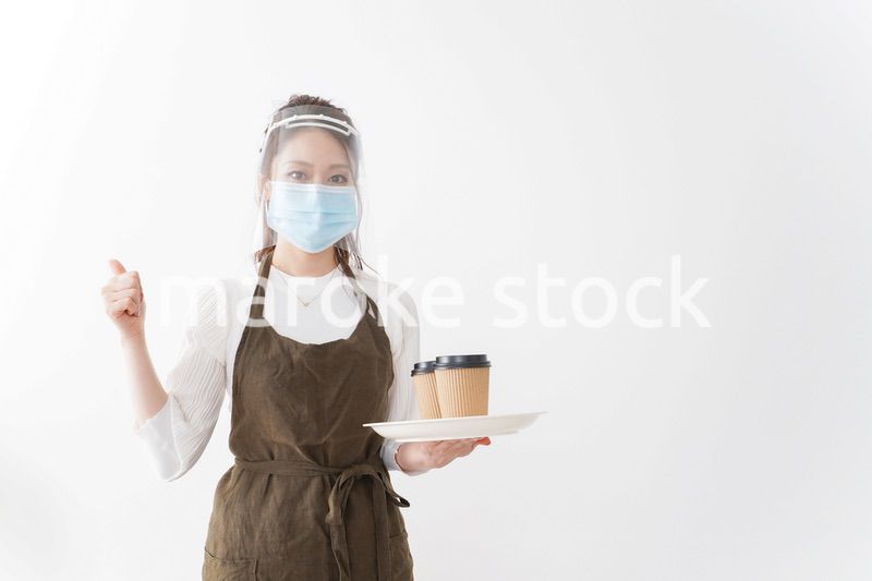 感染症対策を徹底したカフェスタッフ