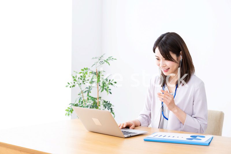 テレワークでリモート会議に参加する若いビジネスウーマン