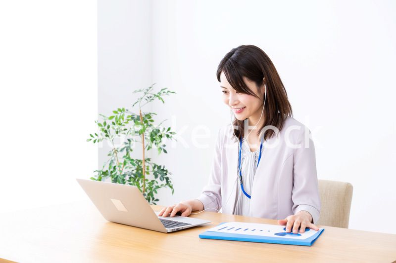 テレワークでリモート会議に参加する若いビジネスウーマン