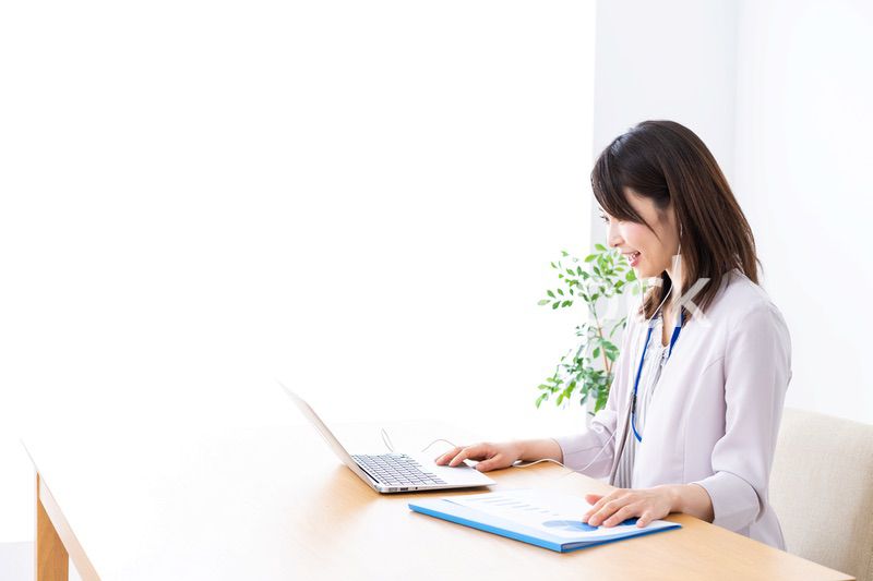 テレワークでリモート会議に参加する若いビジネスウーマン