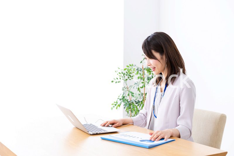 テレワークでリモート会議に参加する若いビジネスウーマン