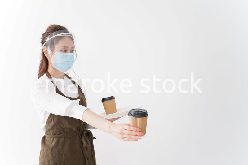 感染症対策を徹底したカフェスタッフ