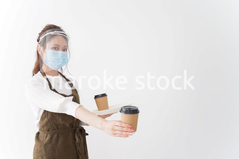 感染症対策を徹底したカフェスタッフ