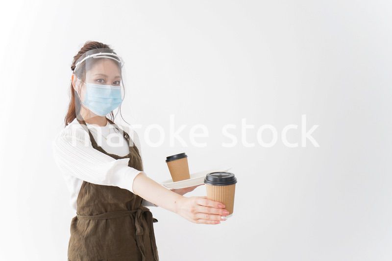 感染症対策を徹底したカフェスタッフ