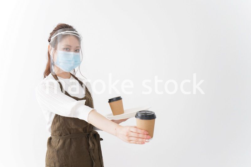 感染症対策を徹底したカフェスタッフ