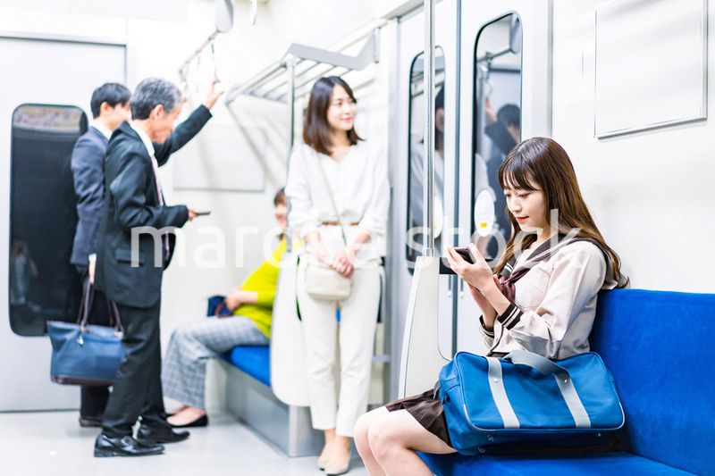 電車・地下鉄で移動する人々