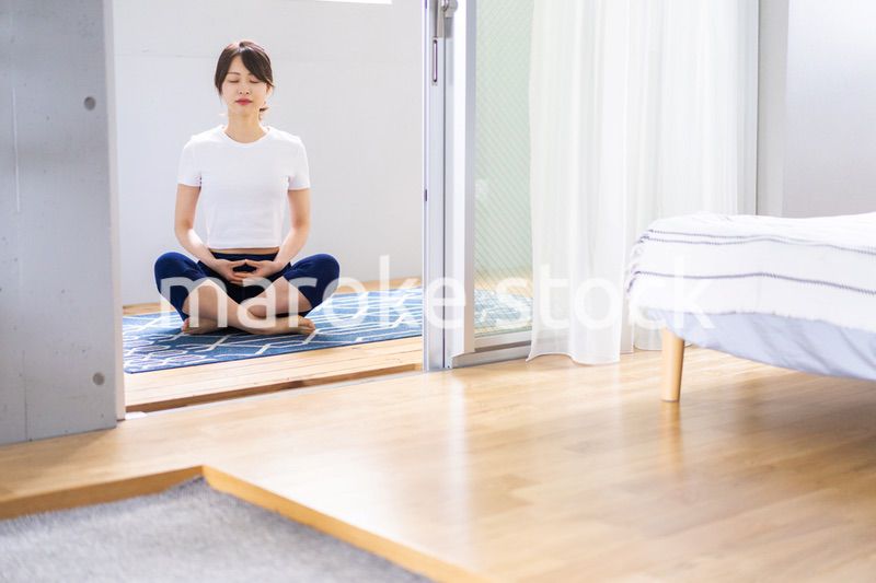 おうちでヨガをする若い女性