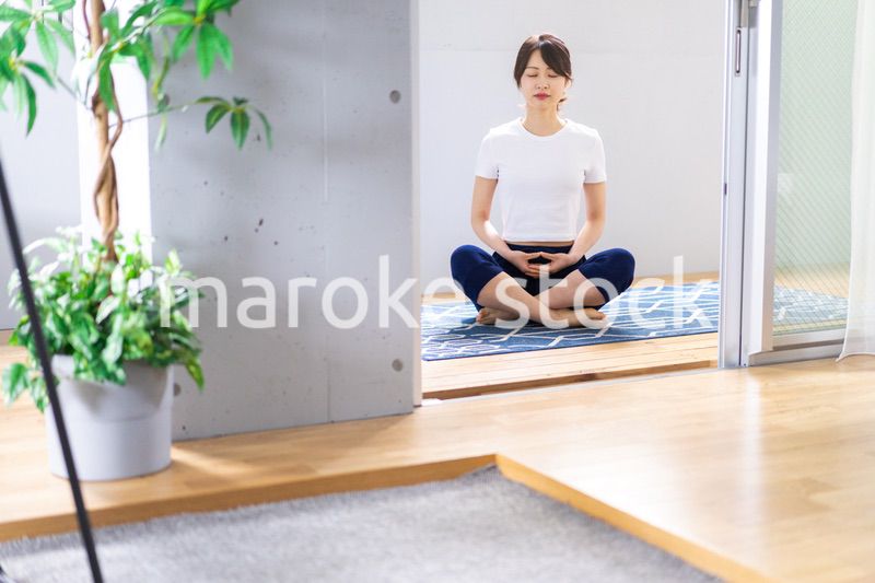 おうちでヨガをする若い女性
