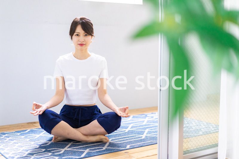 おうちでヨガをする若い女性