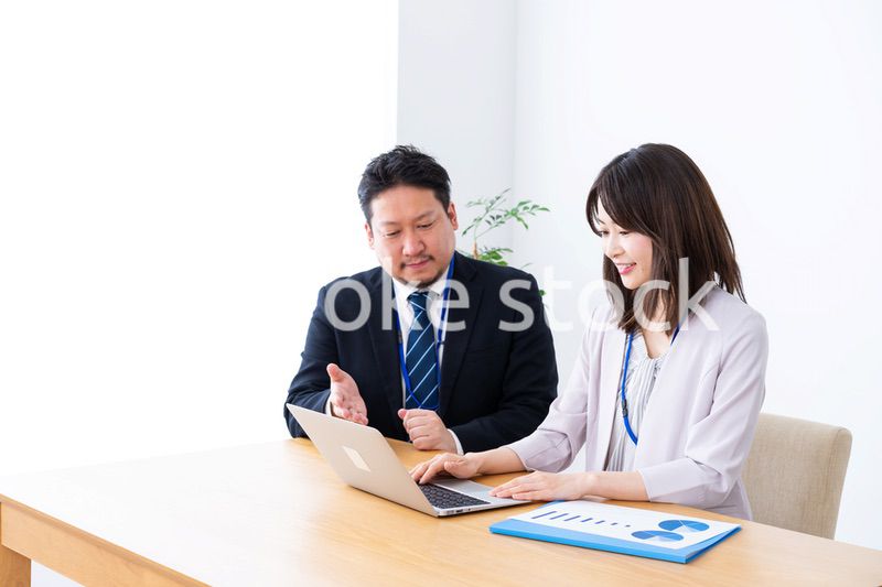 新入社員の教育をする上司