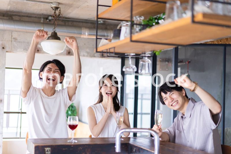 スポーツバーで試合を観戦する若者