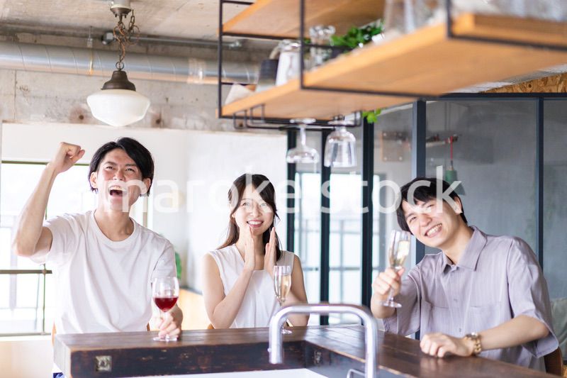 スポーツバーで試合を観戦する若者