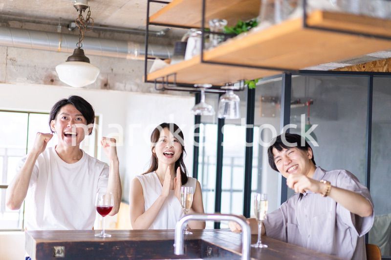 スポーツバーで試合を観戦する若者