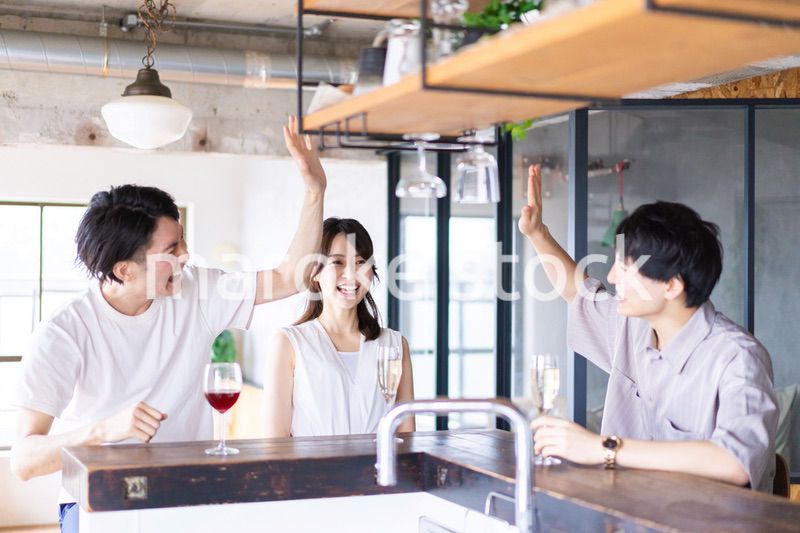 スポーツバーで試合を観戦する若者