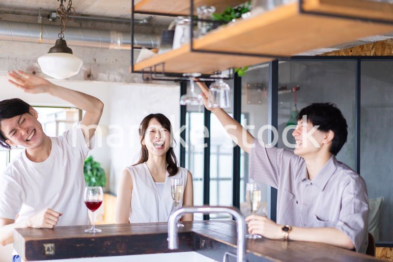 スポーツバーで試合を観戦する若者