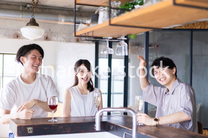 スポーツバーで試合を観戦する若者