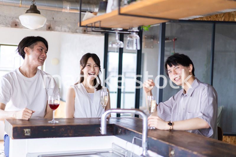 スポーツバーで試合を観戦する若者