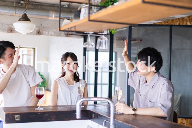 スポーツバーで試合を観戦する若者