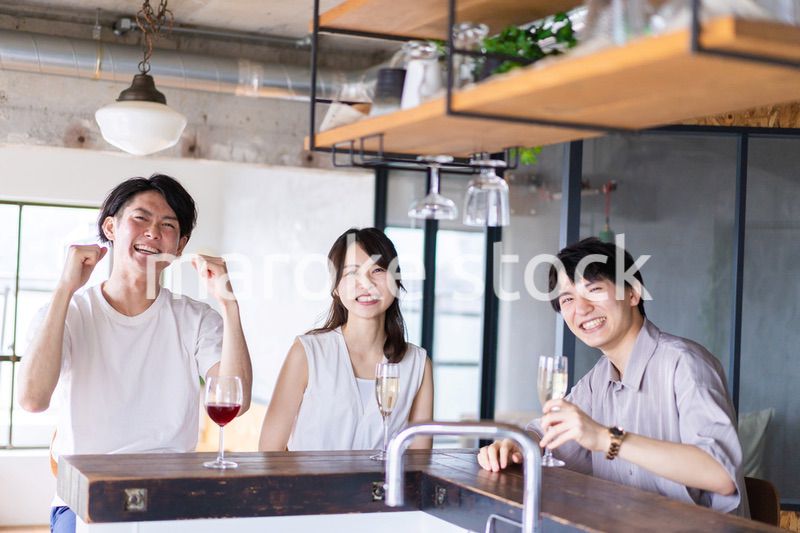 スポーツバーで試合を観戦する若者