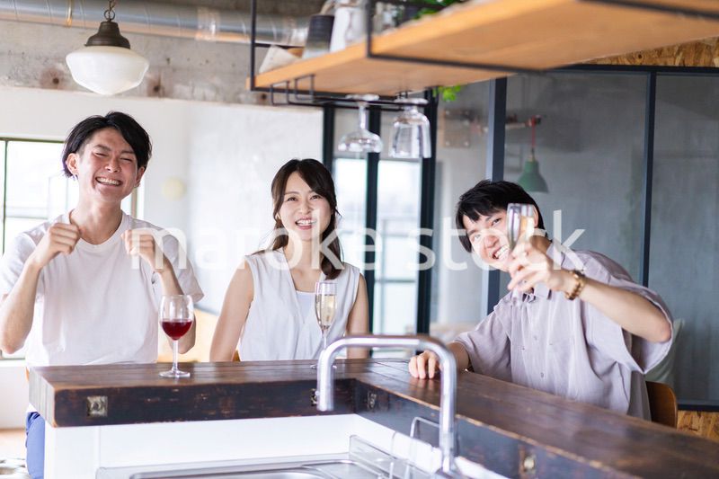 スポーツバーで試合を観戦する若者