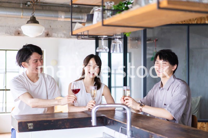 スポーツバーで試合を観戦する若者