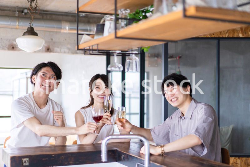 スポーツバーで試合を観戦する若者