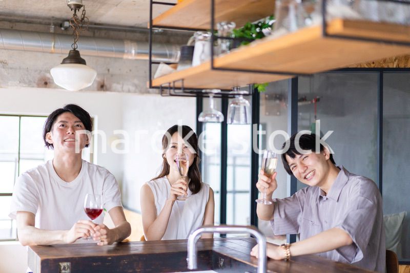 スポーツバーで試合を観戦する若者