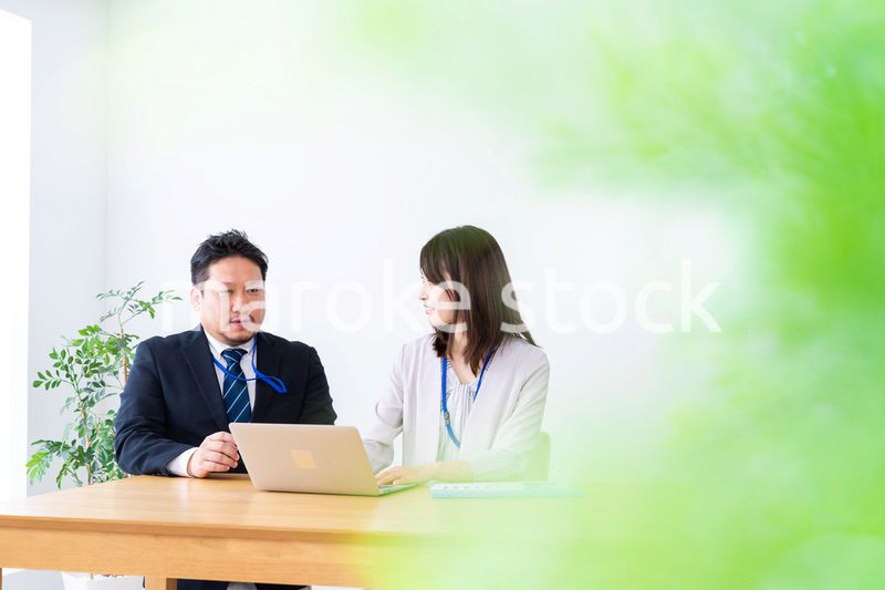 新入社員の教育をする上司