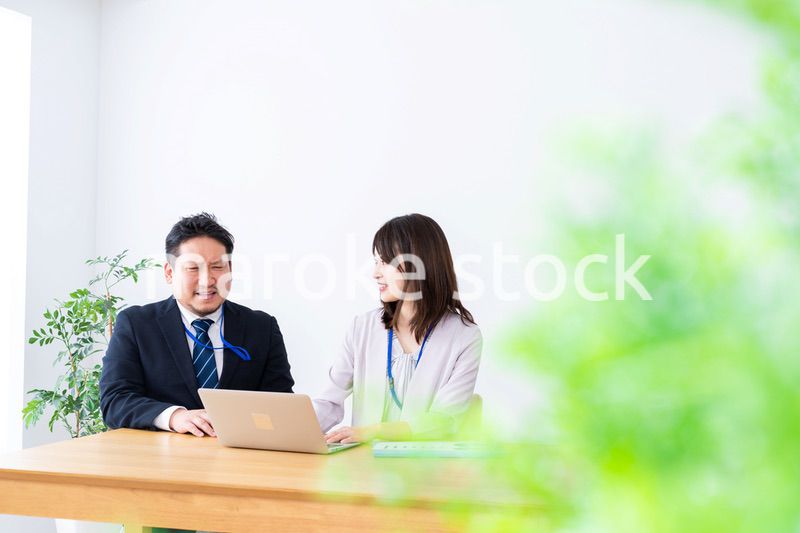 新入社員の教育をする上司