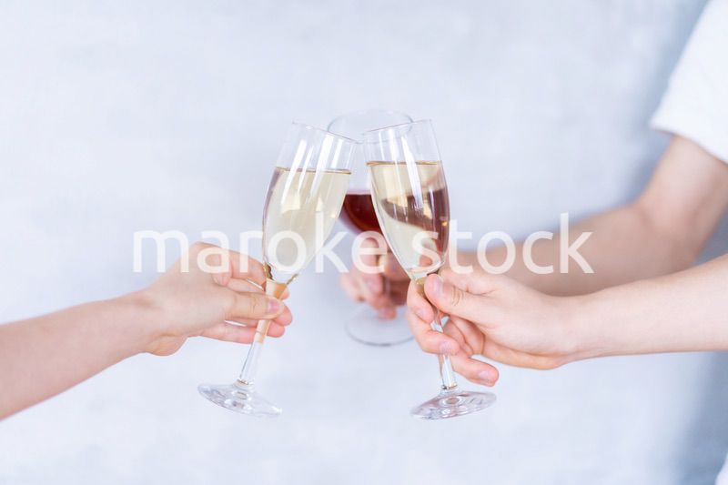ワイングラスで乾杯をする若い男女