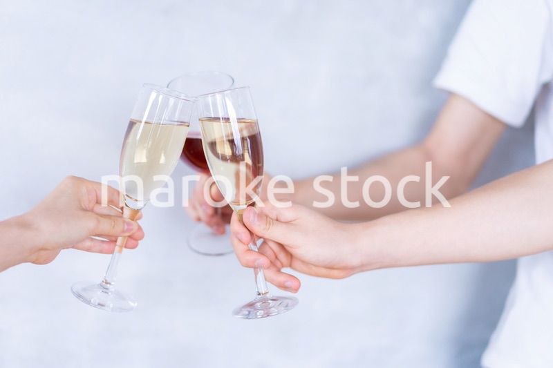 ワイングラスで乾杯をする若い男女